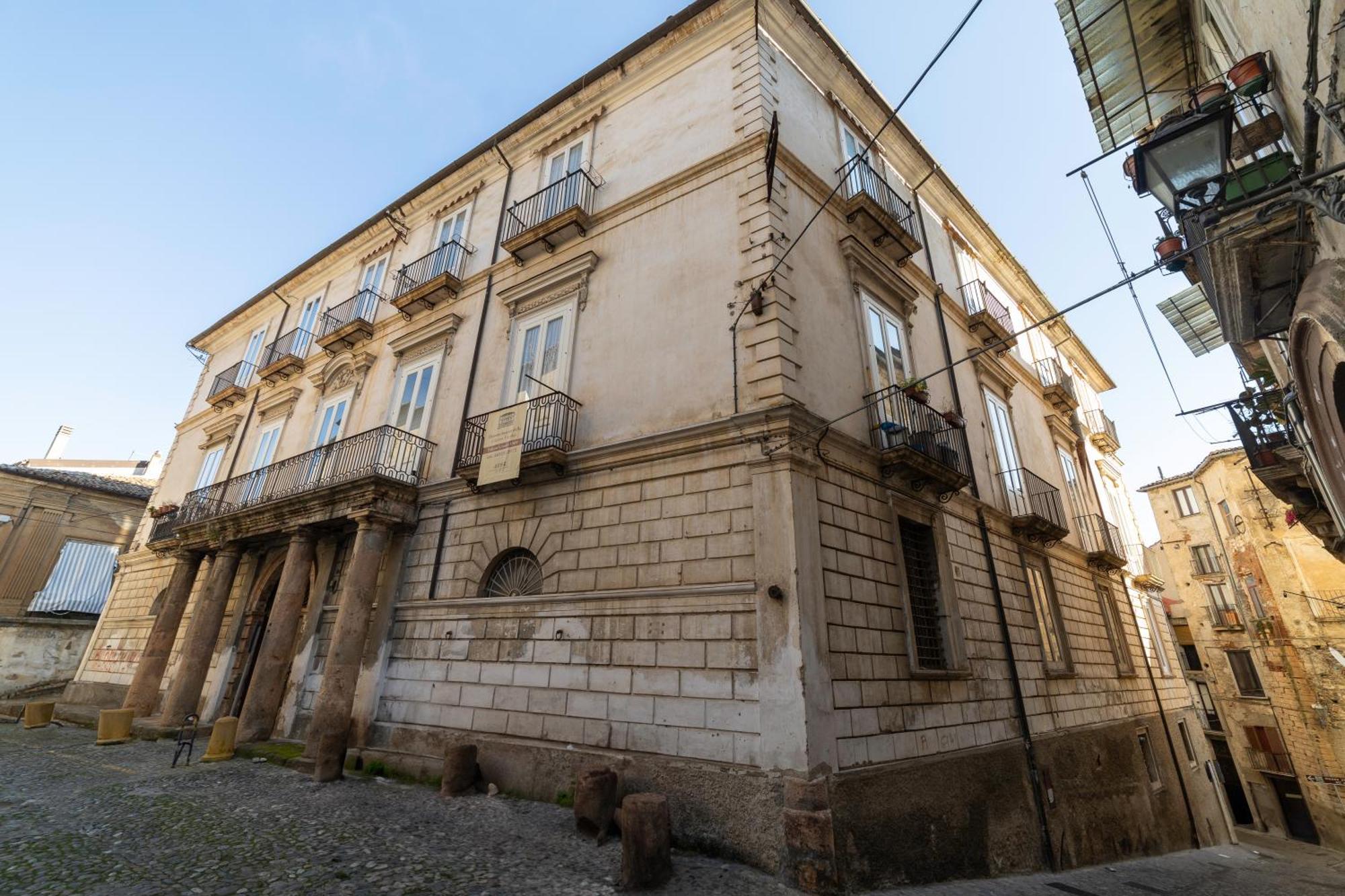 Dimora Storica Giostra Vecchia - Palazzo Grisolia 1809 Cosenza Exterior photo
